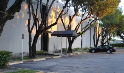 Vista exterior de la funeraria "Caballero Rivero" de Westchester (Estados Unidos), donde presuntamente permanece este sábado el cuerpo del cantante mexicano José José.