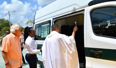 El Alcalde Joao Herrera y la Secretaria de Gobierno, Josefa Cassiani, durante la bendición de uno de los vehículos.