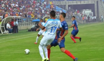 El partido solamente se pudo jugar el primer tiempo.