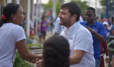 El candidato Jaime Pumarejo en el barrio Las Malvinas.