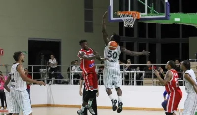 Acción del juego entre Titanes y Piratas. 