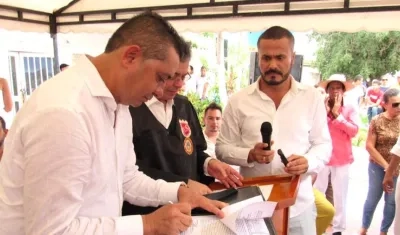 Carlos Higgins tomando posesión como Alcalde de Juan de Acosta.