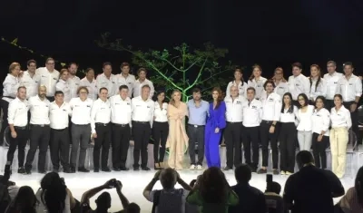 El Alcalde Jaime Pumarejo con el equipo de colaboradores.