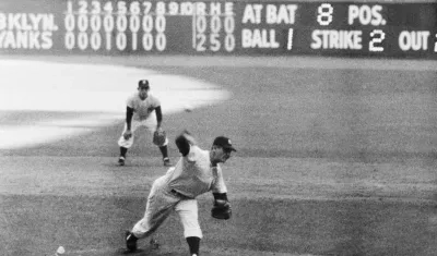 Momento en que Larsen tiró el último strike de su juego perfecto. 