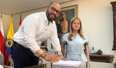 Jesús León Insignares, asumiendo ante la Gobernadora, Elsa Noguera.