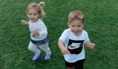 Lucy y Nicholas, hijos de Enrique Iglesias y Anna Kournikova. 