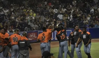 Gigantes celebran la anotación de una carrera.
