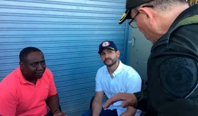 El líder Leyner Palacios y el Mininterior encargado, Daniel Palacios.