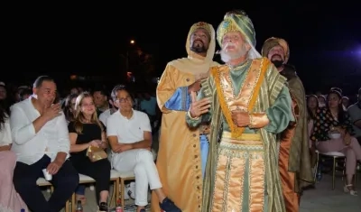 La Gobernadora Elsa Noguera y el Alcalde Roberto Celedón, observando la escena de los Reyes Magos.