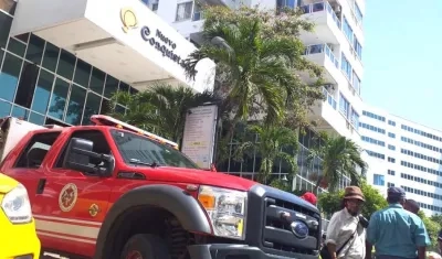 El Cuerpo de Bomberos atendiendo la emergencia.