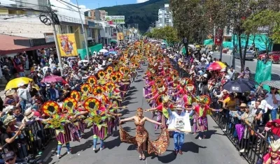 Alegría y colorido en el desfile.
