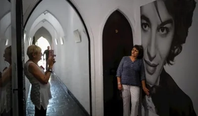 Fanáticas de Sandro tomándose fotos en el Museo del artista en Argentina.