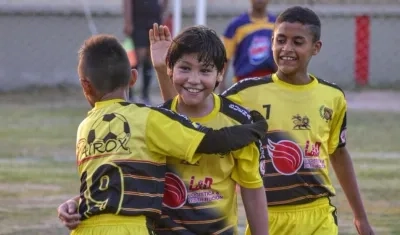 Cristiano (centro), hijo de Teófilo Gutiérrez, celebrando uno de sus goles.