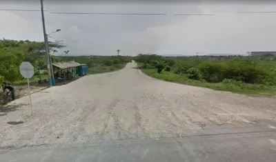 Trocha que conduce a la urbanización.