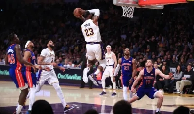 LeBron James logra una cesta. 