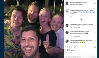 El mesero junto a Harry Styles, James Corden y dos amigas.