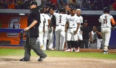 Gigantes celebran la última anotación.