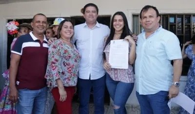 Milena Vidal recibiendo el decreto de parte del alcalde de Soledad Rodolfo Ucrós.