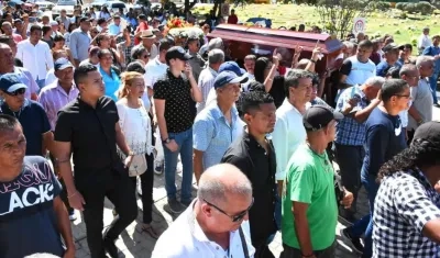 La multitud durante el sepelio de 'Chicho Pijuán'.