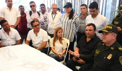 La Gobernadora Elsa Noguera durante la visita a las obras del Comando de la Policía en Sabanalarga.