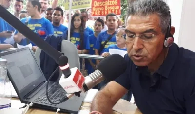 El periodista Jorge Cura Amar, en plena emisión del noticiero.