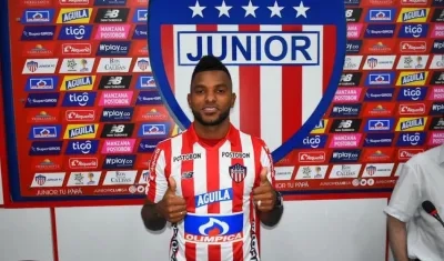 Miguel Ángel Borja luciendo la camiseta 'tiburona'.