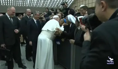 Momento del beso entre el Papa y la monja.