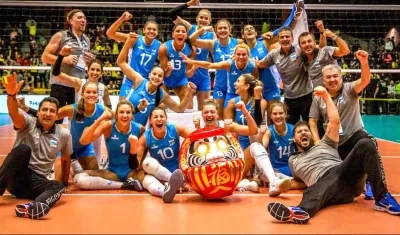 La delegación argentina celebrando el paso a Tokio.