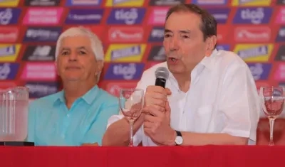 El técnico Julio Comesaña y el máximo accionista Fuad Char.