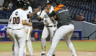 Andy Vásquez celebra tras anotar una carrera.