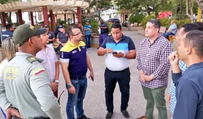 Andrés Martínez Acosta,  director (e) de Migración Colombia, en diálogo con funcionarios.