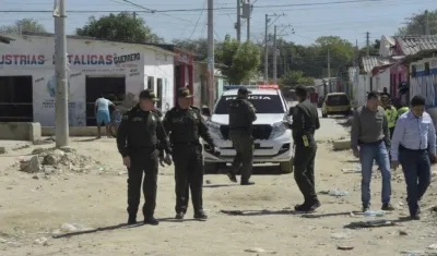El general Ricardo Alarcón, comandante de la Policía Metropolitana; y el subcomandante estuvieron el viernes en el barrio San Vicente donde se presentó uno de los homicidios.