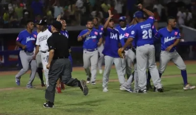 Vaqueros celebran tras que el umpire cantara el out 27 por interferencia de Erick  Salcedo.