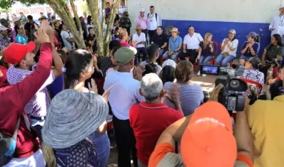 La Gobernadora Elsa Noguera, dialogando con habitantes de Molineros.