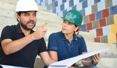 El Alcalde Jaime Pumarejo con María Teresa Fernández.