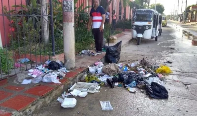 Desechos arrojados en los alrededores de la parroquia.