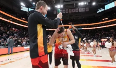 Jugadores de Jazz celebran la victoria. 