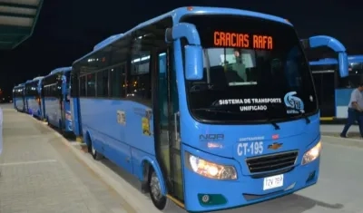 Buses en la terminal de transferencia de Gaira.