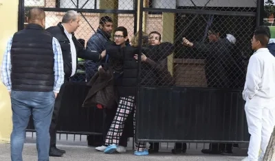 Familiares de estudiantes de la escuela donde ocurrió la tragedia en México.