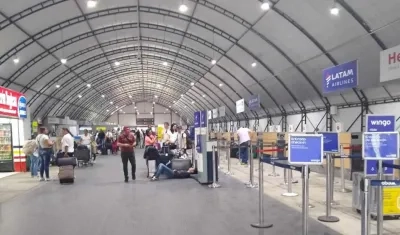 Pasajeros durmiendo en el suelo y quejas de usuarios del aeropuerto