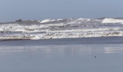 Fuertes brisas y fuerte oleaje en la zona marítima del canal de acceso.