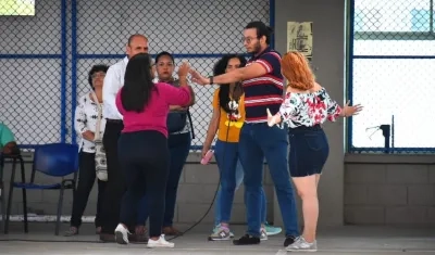 Discusión entre estudiantes a favor y en contra de seguir el paro.