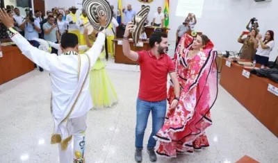 La Reina Isabella Chams bailando en el recinto del Concejo.