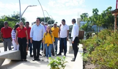 La Gobernadora Elsa Noguera y el Alcalde Gustavo De la Rosa, recorriendo el malecón.
