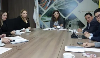 Imagen de la reunión entre la Ministra de Transporte, el Alcalde de Puerto y la congresista Martha Villalba,