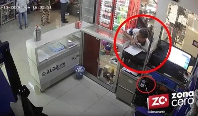 Robo de celular en negocio.