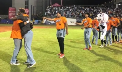 Jugadores de Gigantes de Barranquilla celebrando al final del partido.