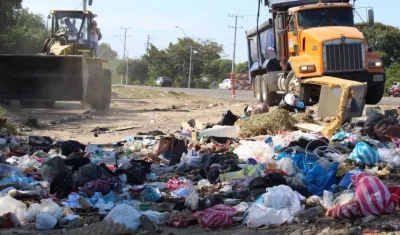 Con maquinaria pesada se procedió con la recolección de las basuras mal dispuestas.