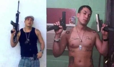 Hugo Enrique González Rico exhibiendo sus armas en Venezuela.