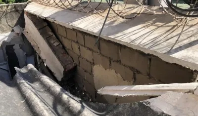 Los daños causados por las brisas en el salón de la Uniatlántico.